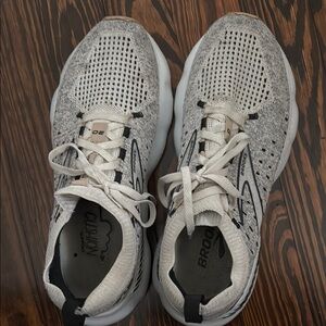 Brooks Stealthfit Women size 8.5 Gray and White Running Shoes